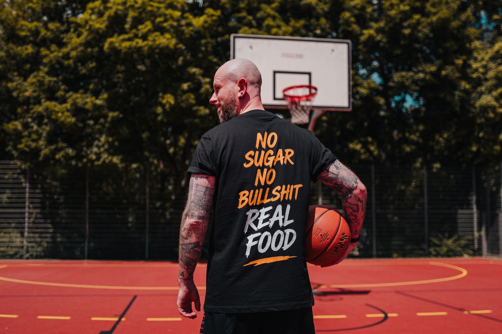 Frank im No-Sugar-No-Bullshit-Real-Food-Shirt