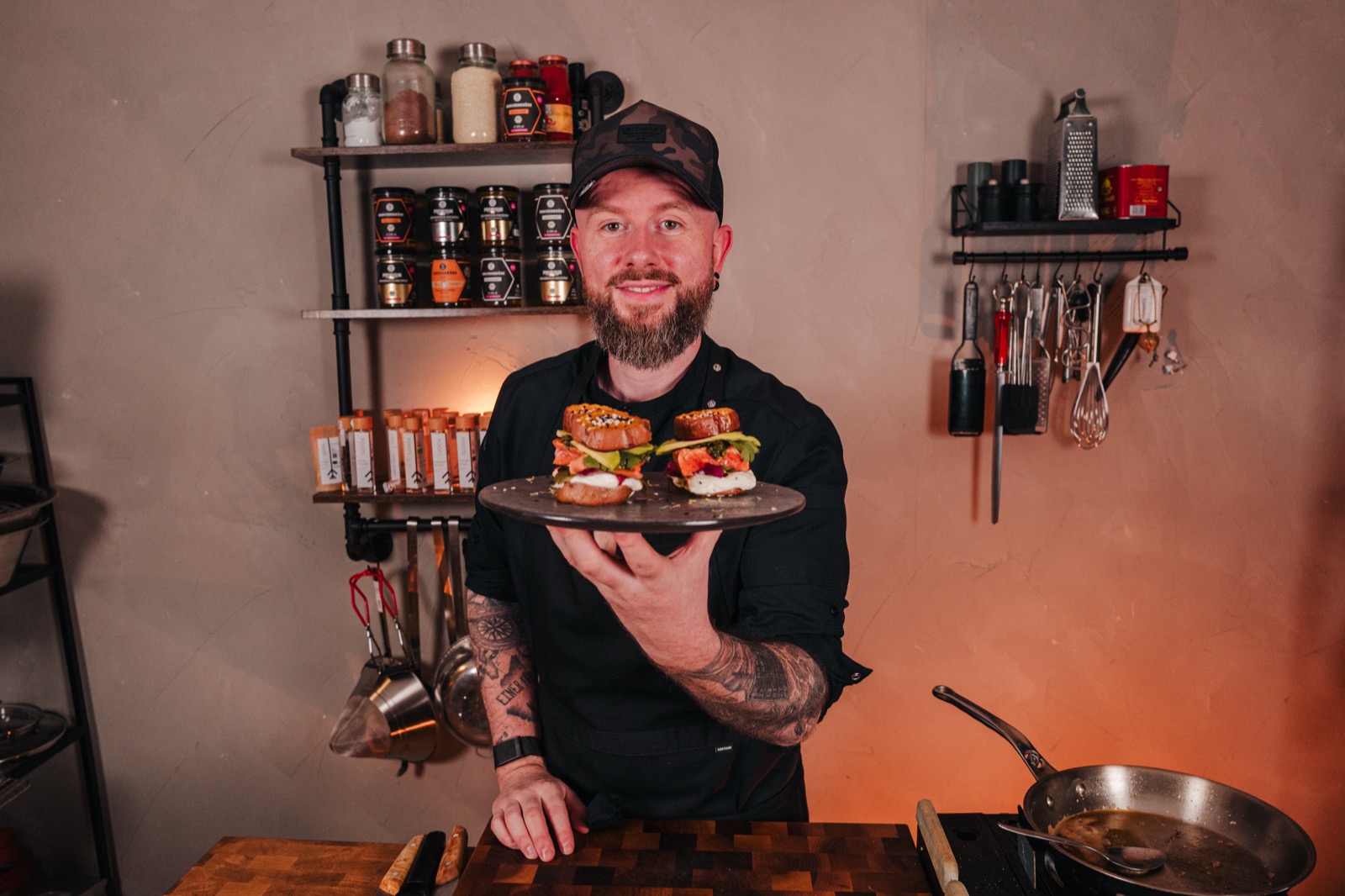Frank präsentiert Real-Food-Burger in seiner Küche